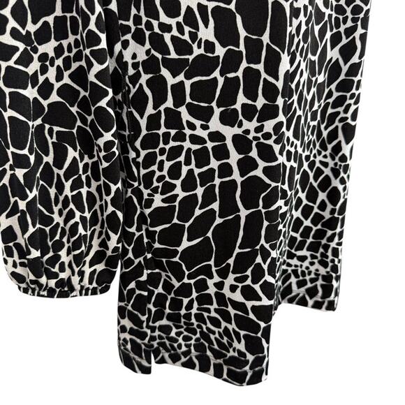 Chicos Travelers Womens Slinky Liquid Knit Animal Print Long Sleeve Top sz 1 / M - Picture 2 of 16